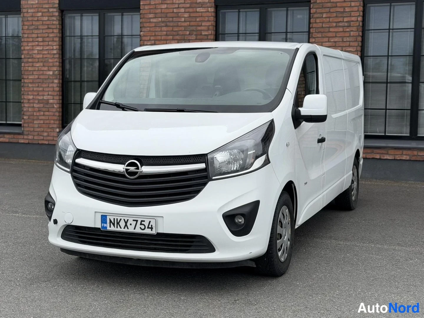 White Opel Vivaro 2018, front three-quarter, nose to the left, photo 2