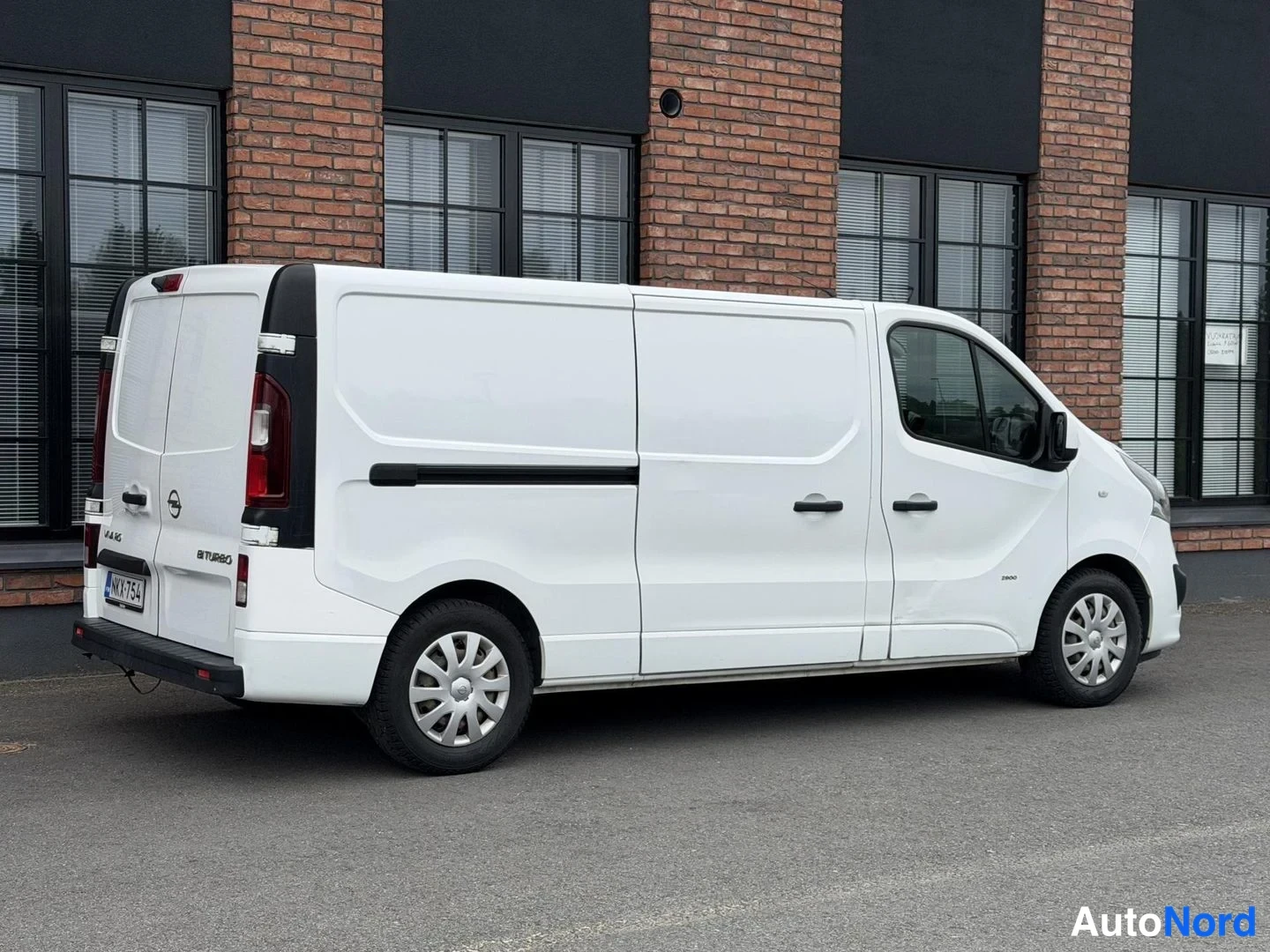 White Opel Vivaro 2018, rear three-quarter, photo 9