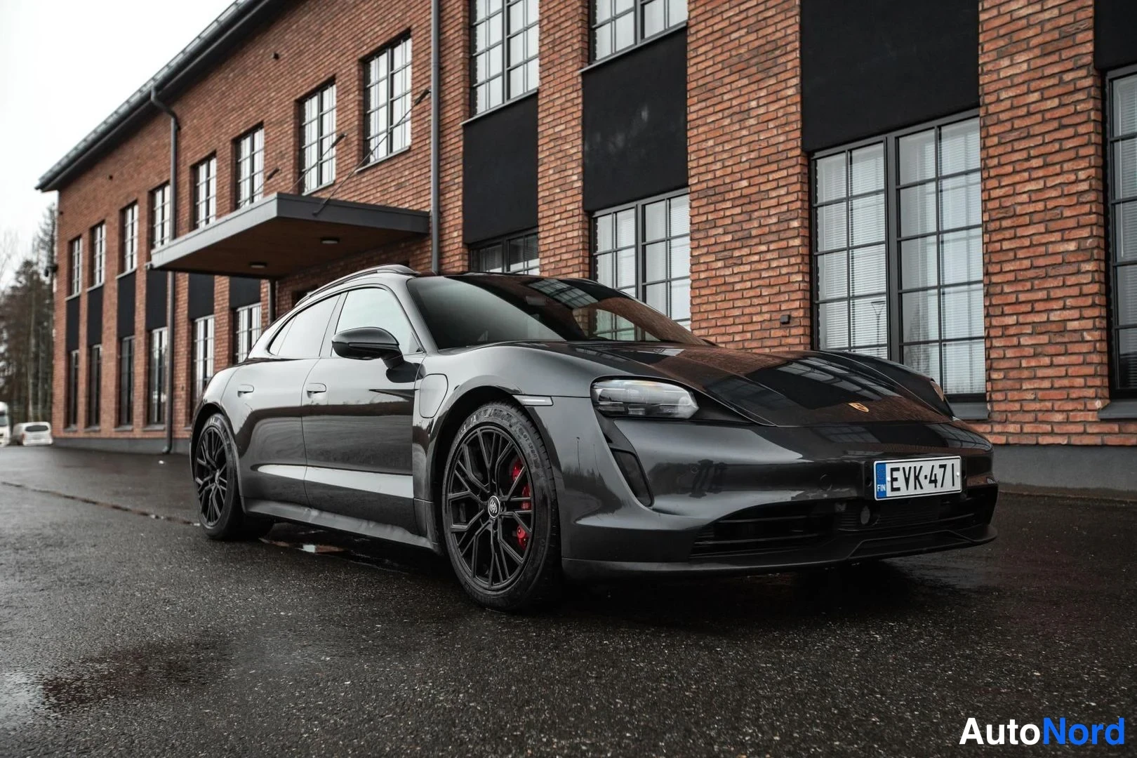 Grey Porsche Taycan 2023, front three-quarter, nose to the right, photo 4
