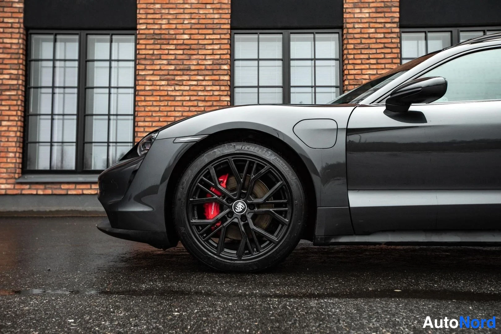 Grey Porsche Taycan 2023, front three-quarter, nose to the left, photo 3