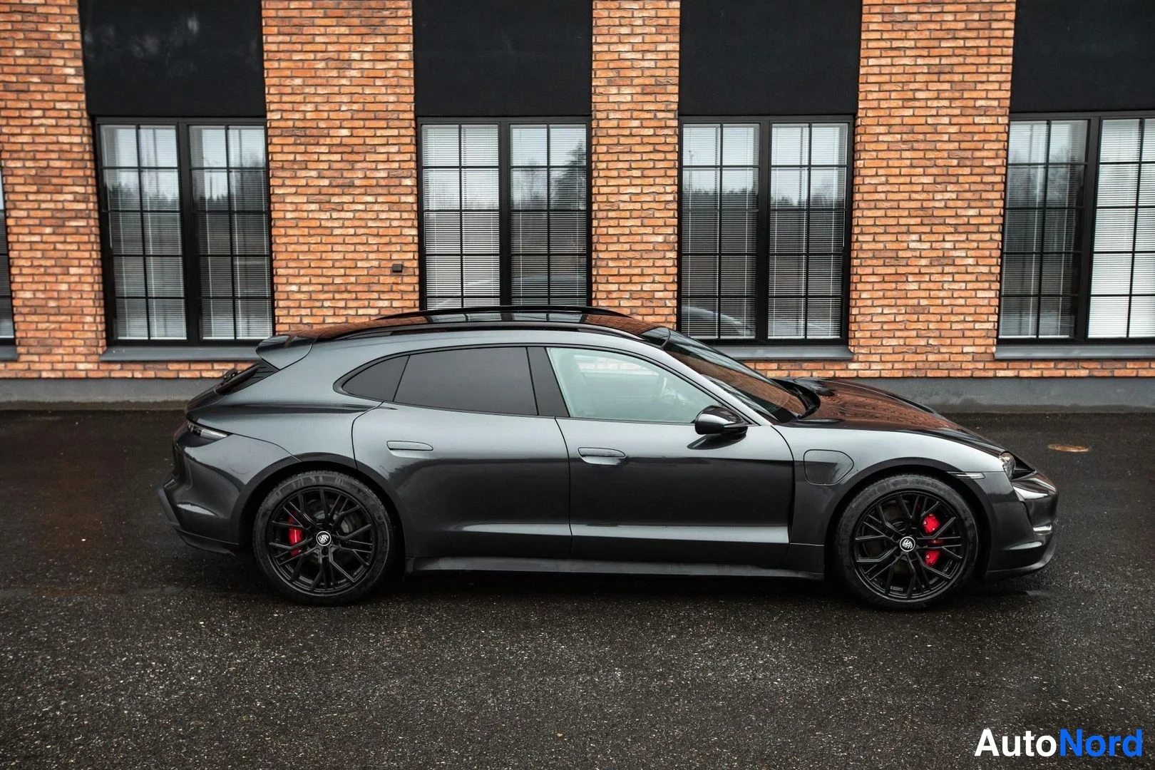 Grey Porsche Taycan 2023, front three-quarter, nose to the right, photo 6