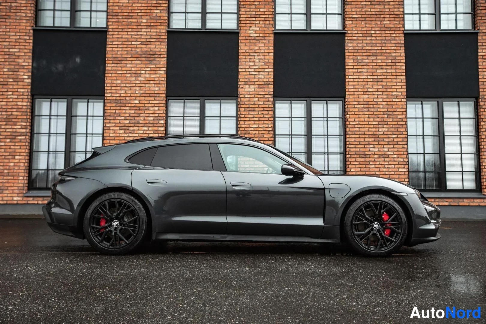 Grey Porsche Taycan 2023, side, photo 9