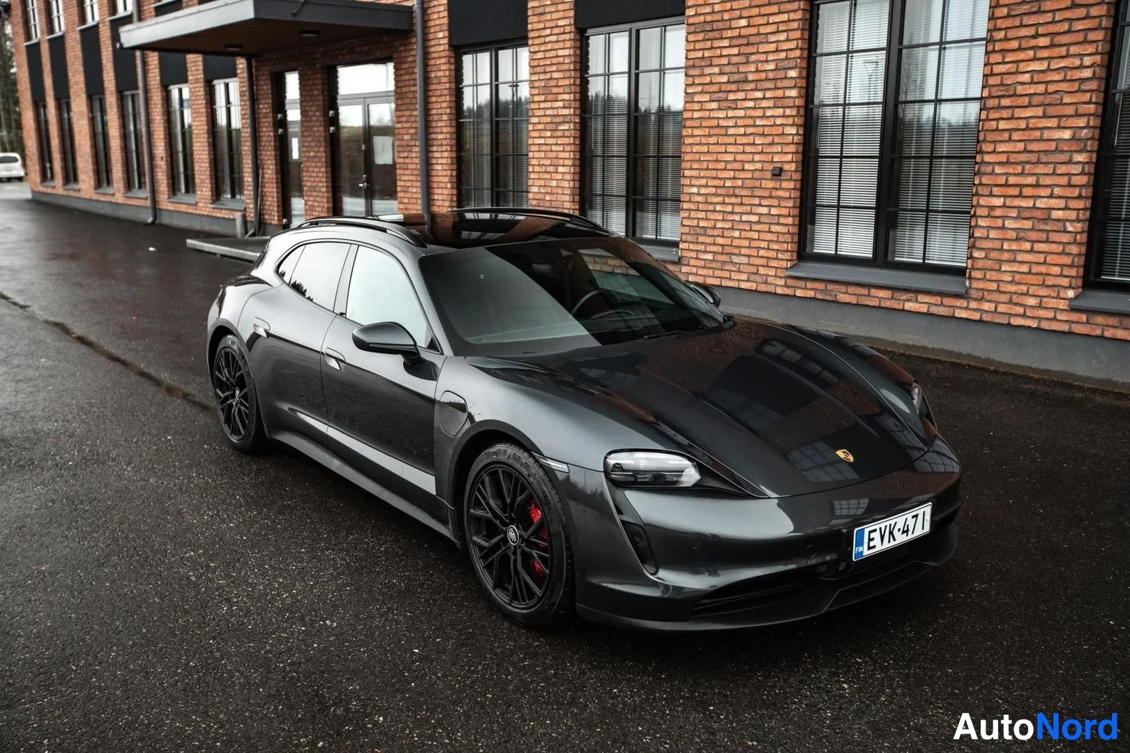 Grey Porsche Taycan 2023, front three-quarter, nose to the right, photo 5