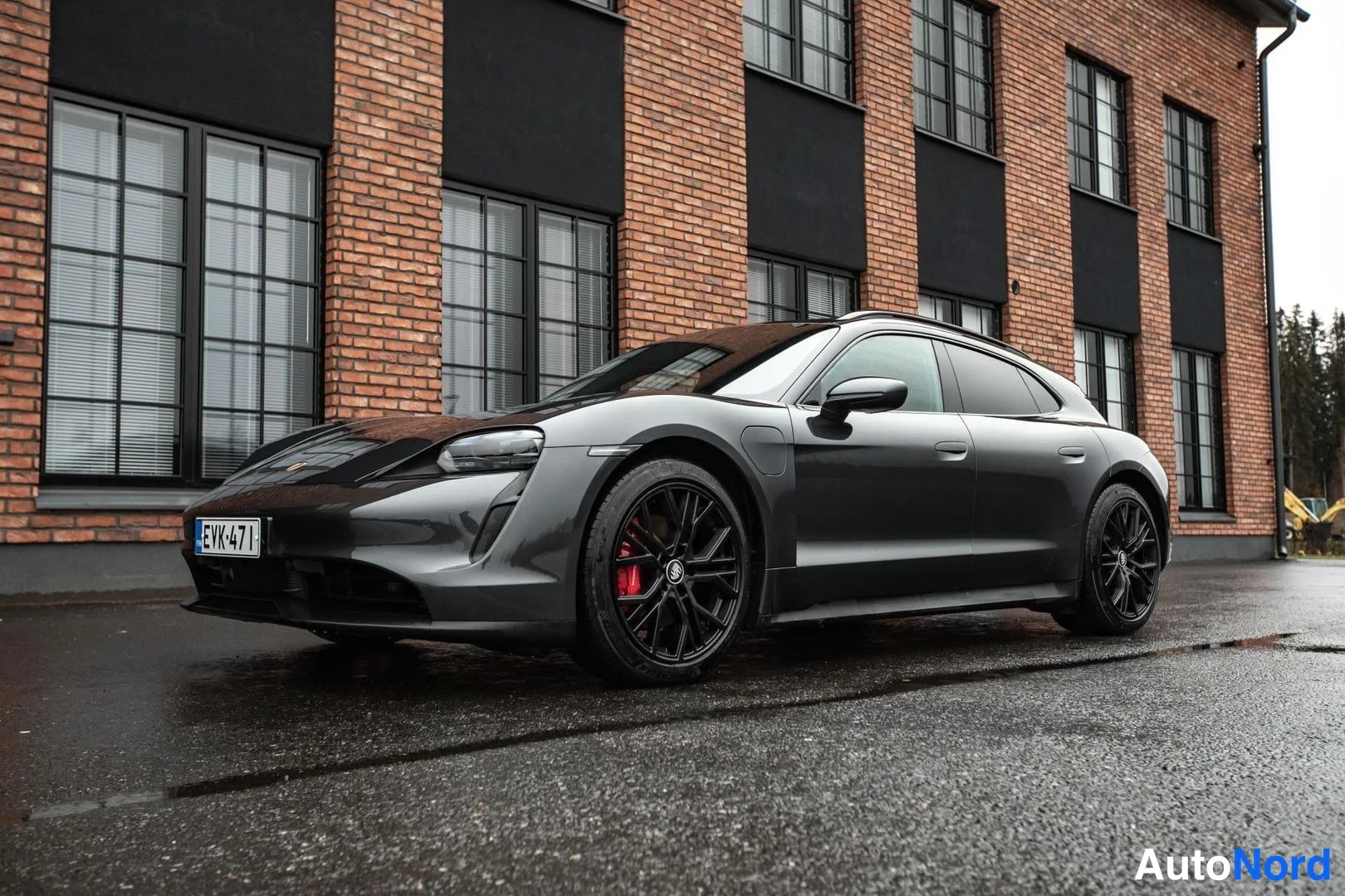 Grey Porsche Taycan 2023, front three-quarter, nose to the left, photo 2