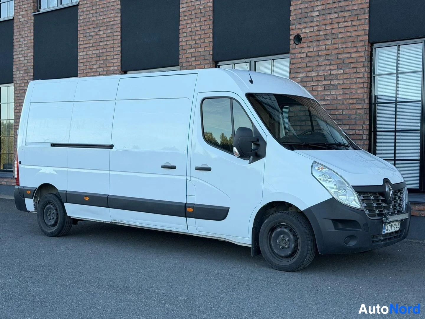 White Renault Master 2018, front three-quarter, nose to the right, photo 3