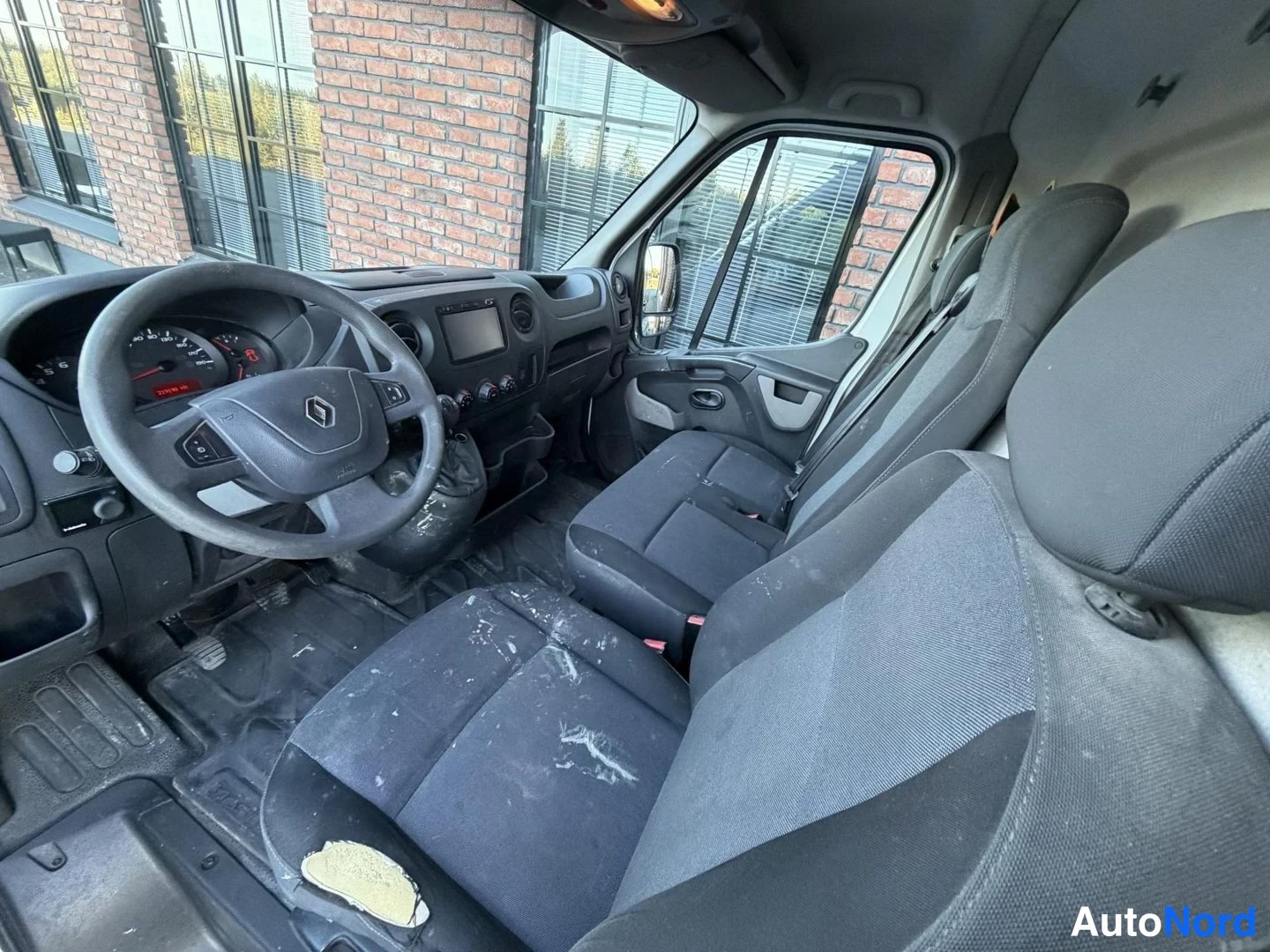 White Renault Master 2018, cockpit, photo 13