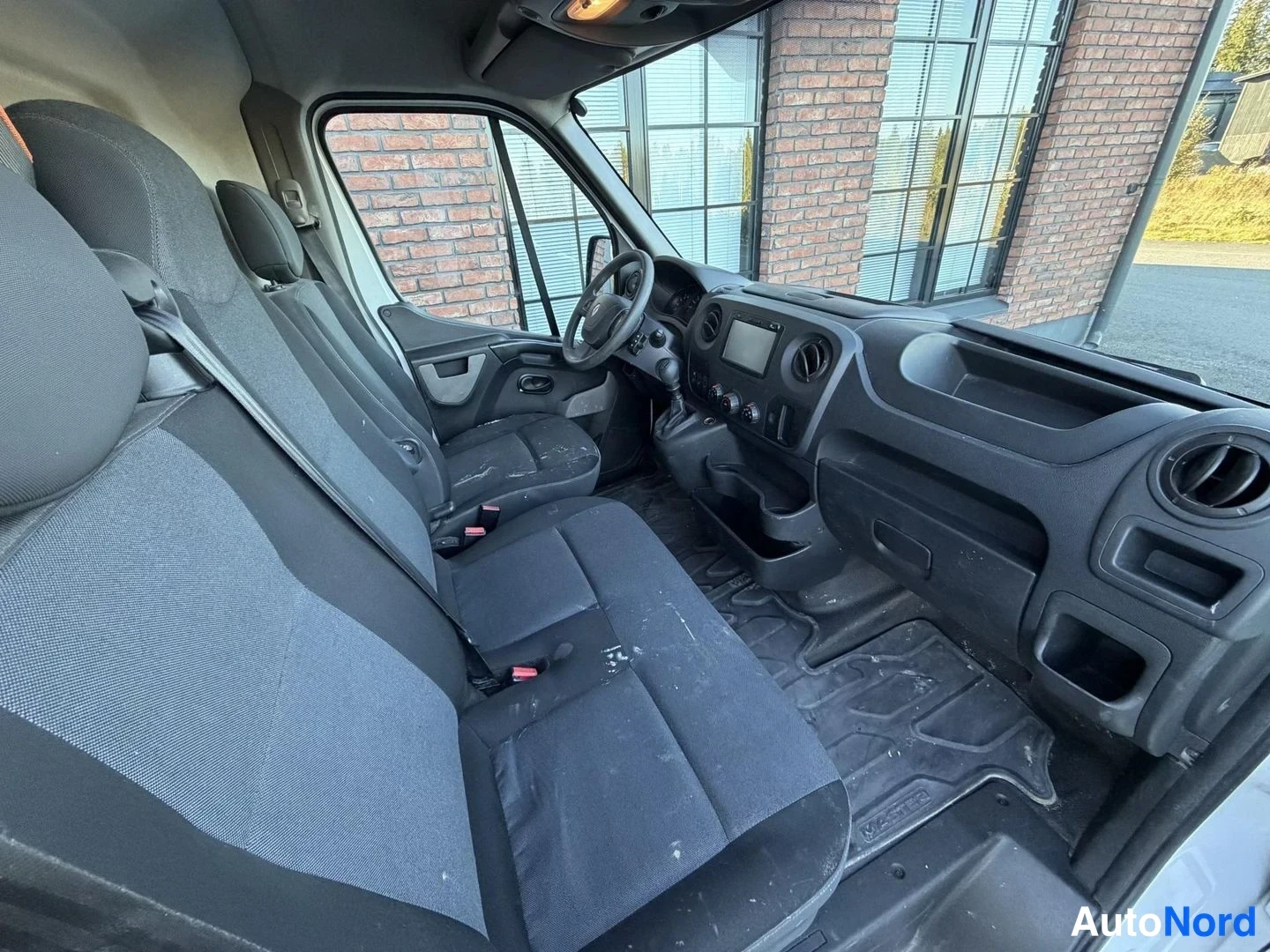 White Renault Master 2018, cockpit, photo 14