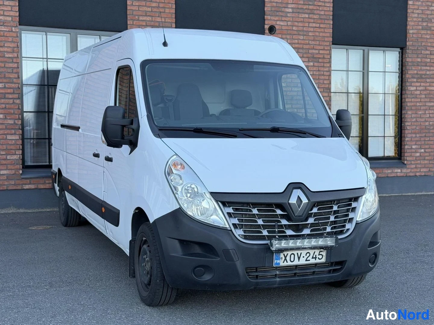 White Renault Master 2018, front three-quarter, nose to the right, photo 4