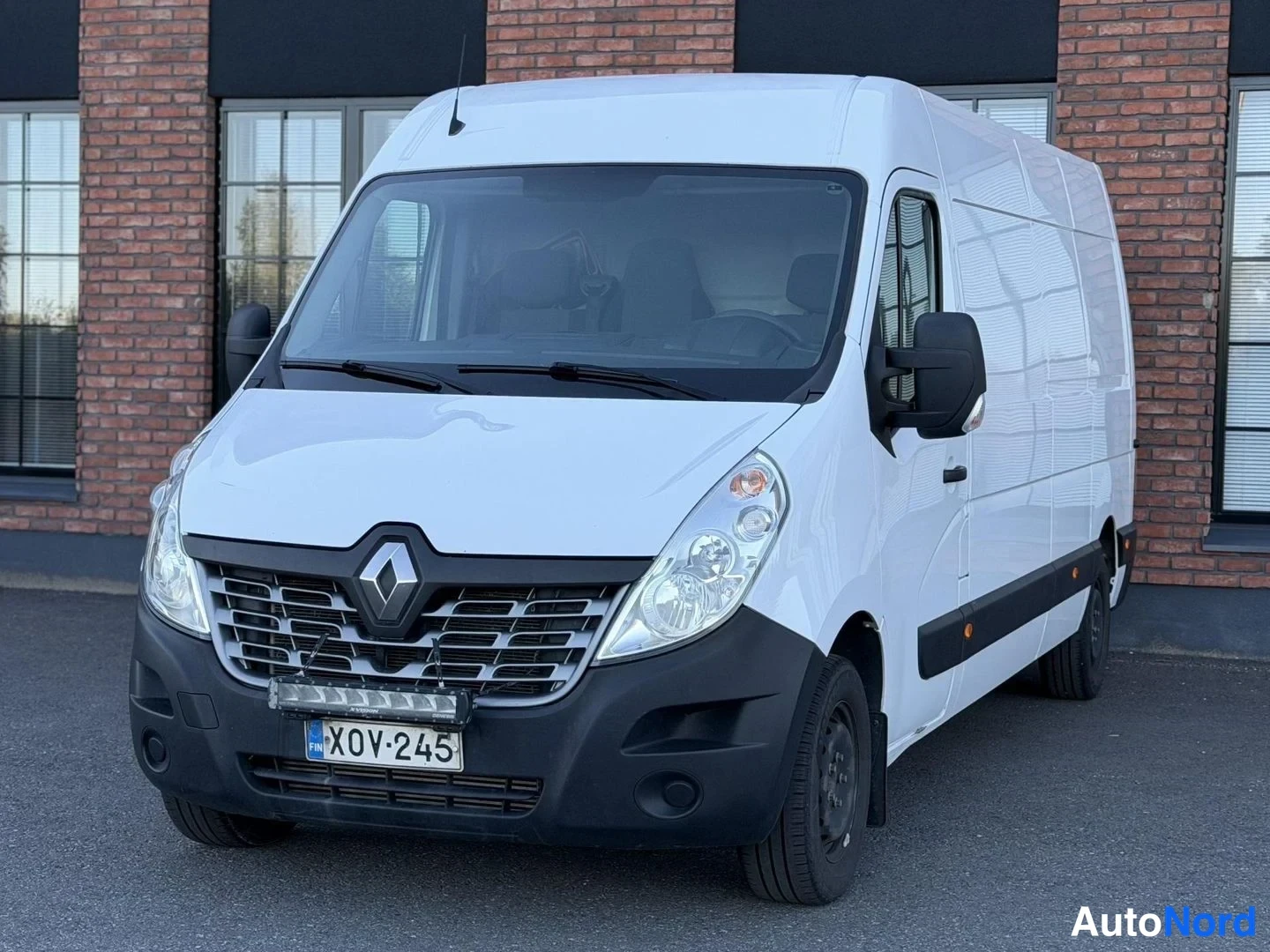 White Renault Master 2018, front three-quarter, nose to the left, photo 2