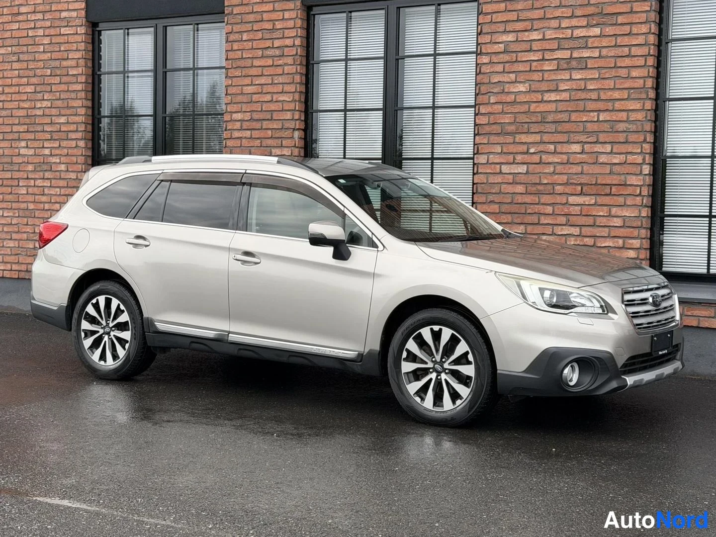 Silver Subaru Legacy 2010, front three-quarter, nose to the right, photo 7