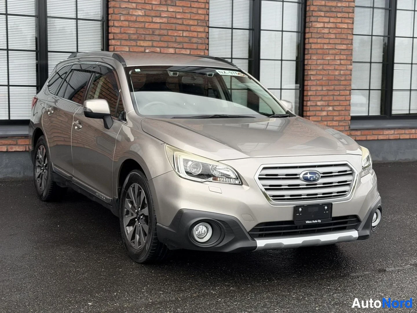 Silver Subaru Legacy 2010, front three-quarter, nose to the right, photo 5
