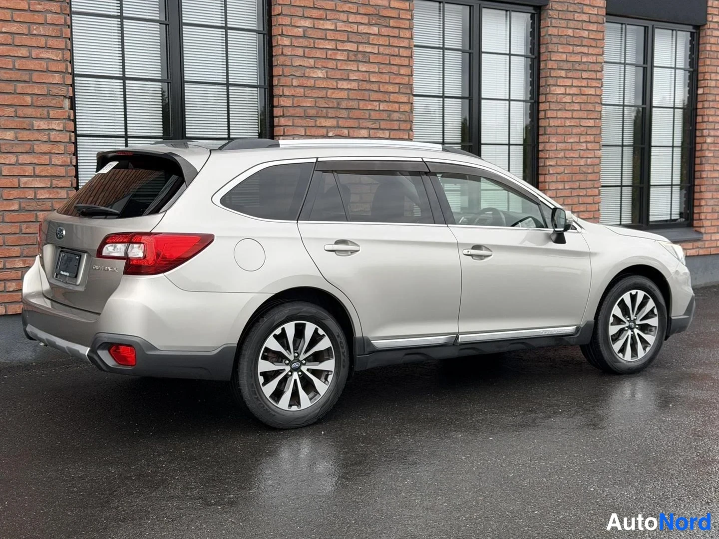 Silver Subaru Legacy 2010, rear three-quarter, photo 9
