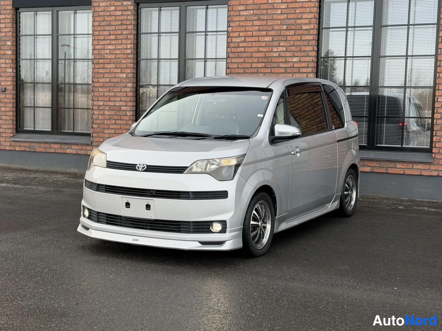 Silver Toyota BB 2013, front three-quarter, nose to the left, photo 2
