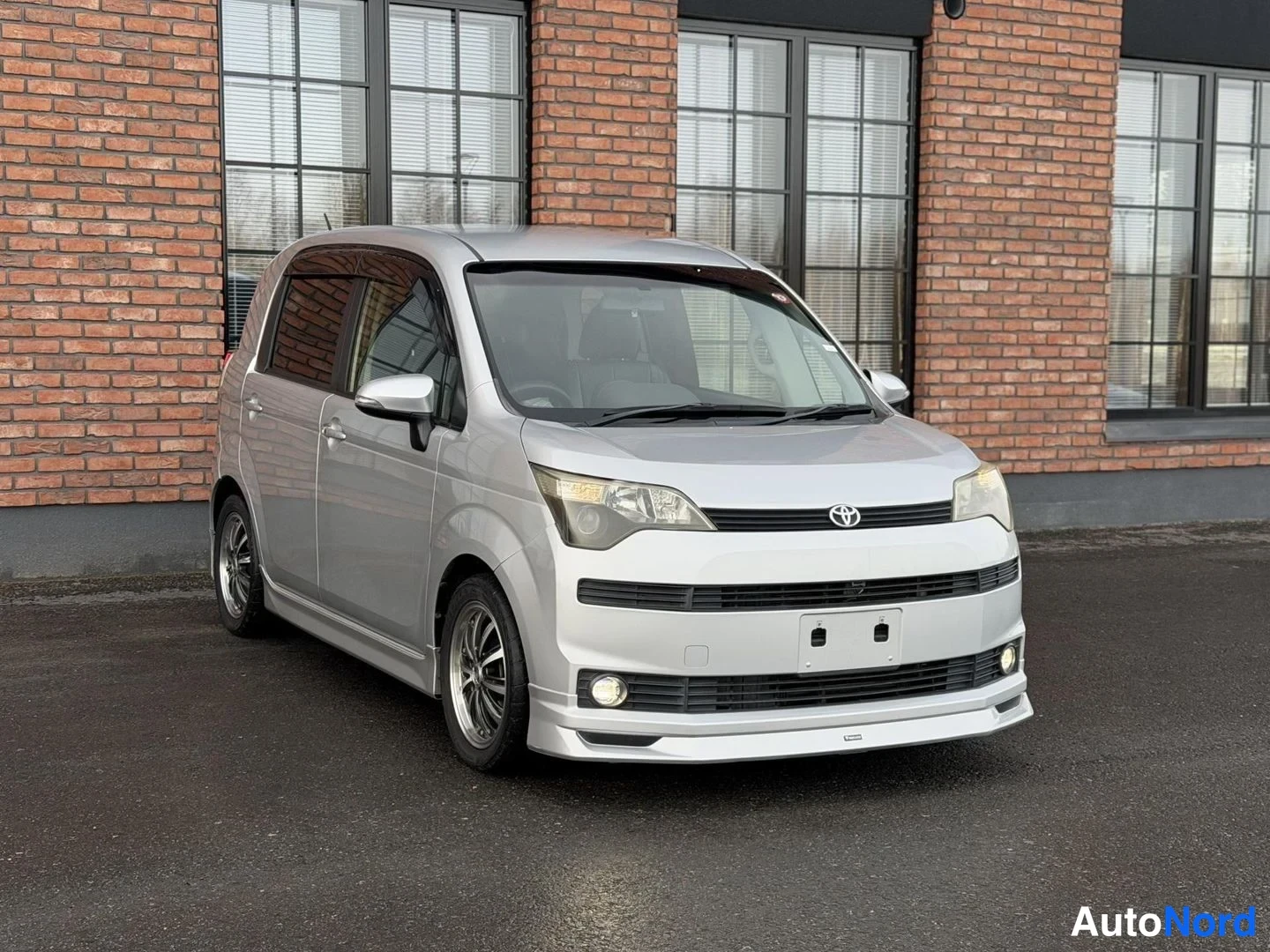 Silver Toyota BB 2013, front three-quarter, nose to the right, photo 5