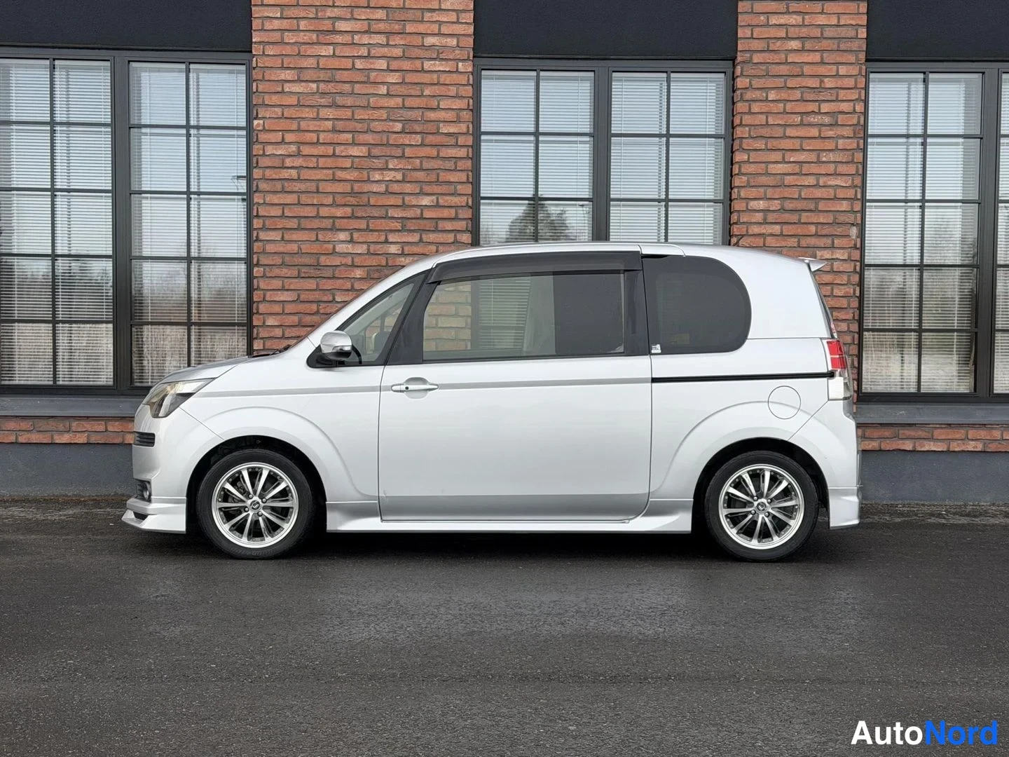 Silver Toyota BB 2013, front three-quarter, nose to the left, photo 3
