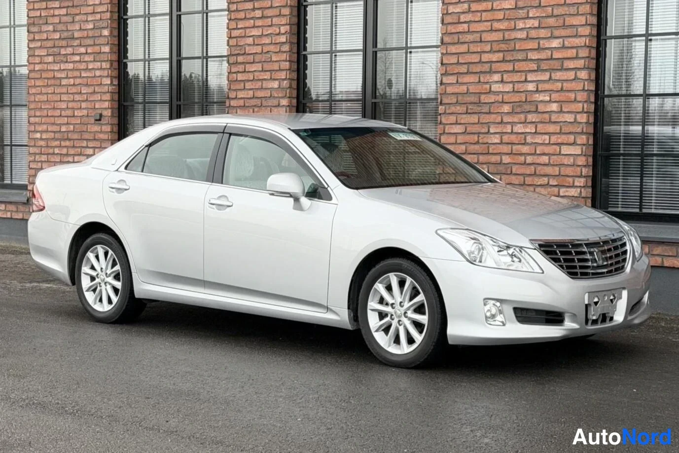 Silver Toyota Crown 2009, front three-quarter, nose to the right, photo 5
