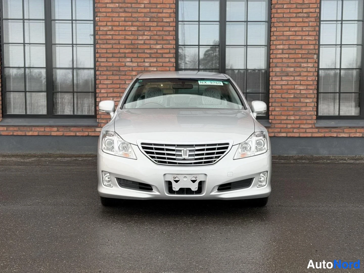 Silver Toyota Crown 2009, front, photo 6