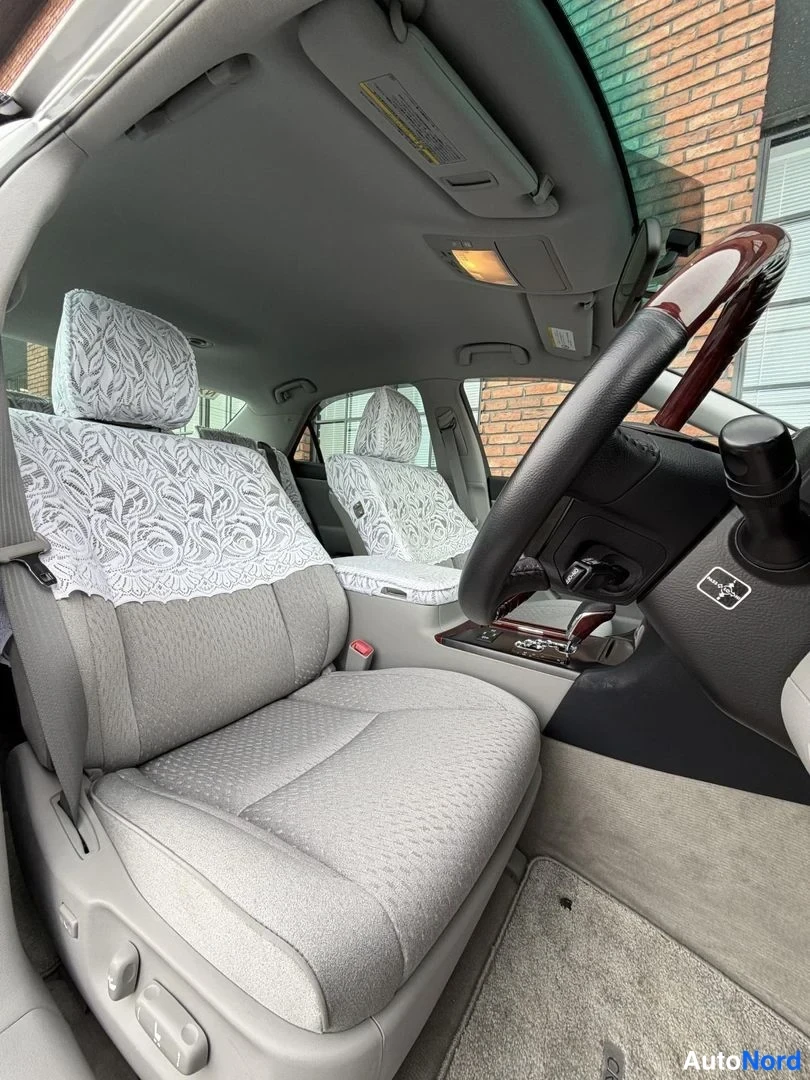 Silver Toyota Crown 2009, front seats, photo 17