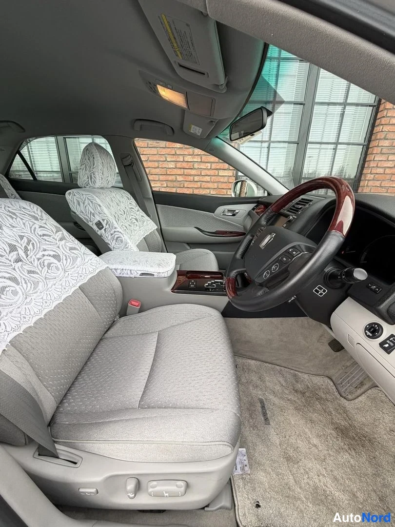 Silver Toyota Crown 2009, front seats, photo 18