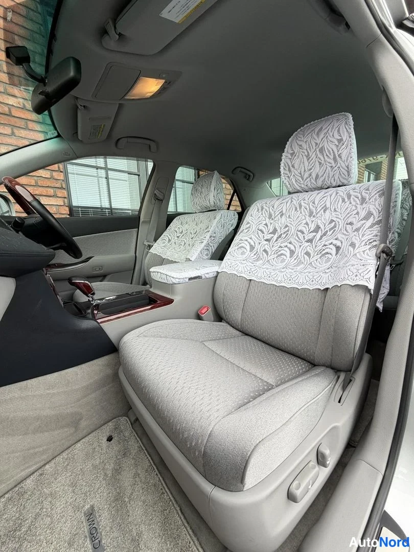 Silver Toyota Crown 2009, cockpit, photo 14