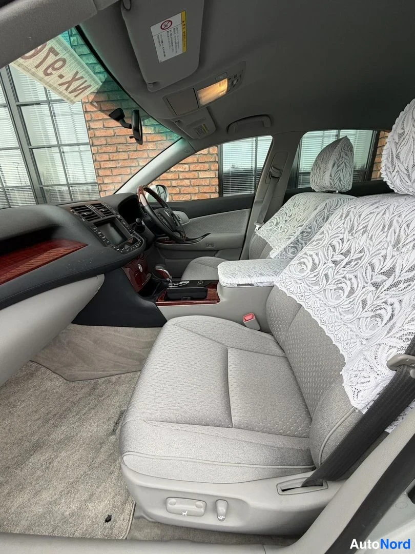 Silver Toyota Crown 2009, cockpit, photo 15