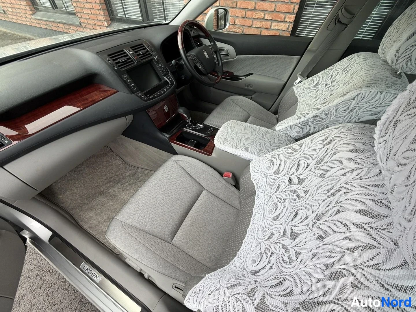 Silver Toyota Crown 2009, cockpit, photo 16