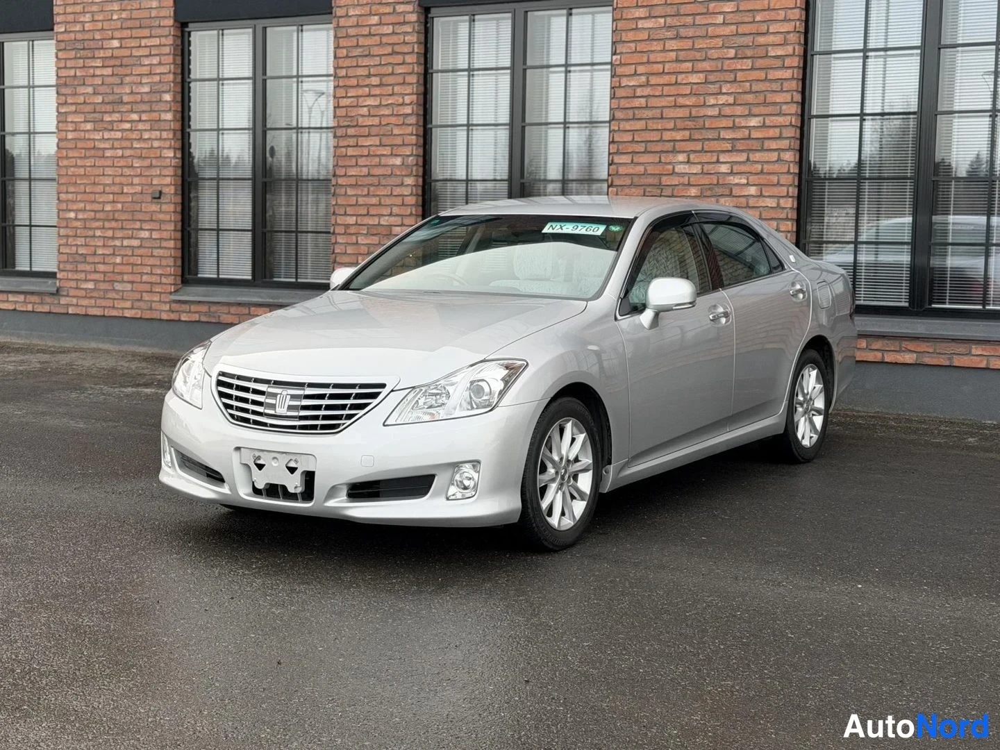 Silver Toyota Crown 2009, front three-quarter, nose to the left, photo 2