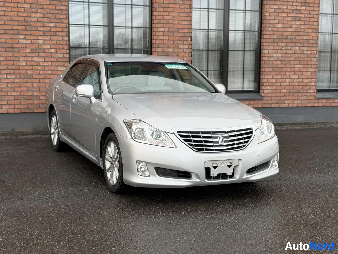 Silver Toyota Crown 2009, front three-quarter, nose to the right, photo 4