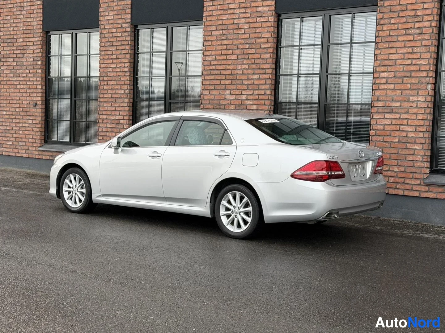 Silver Toyota Crown 2009, rear three-quarter, photo 9
