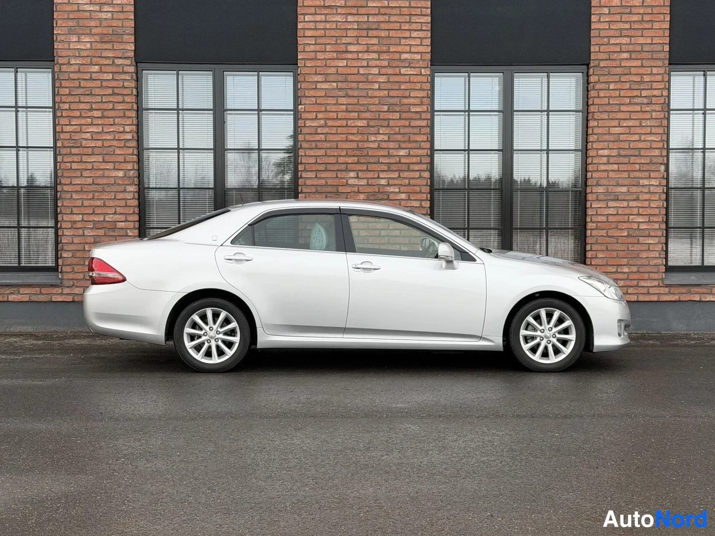Silver Toyota Crown 2009, side, photo 7