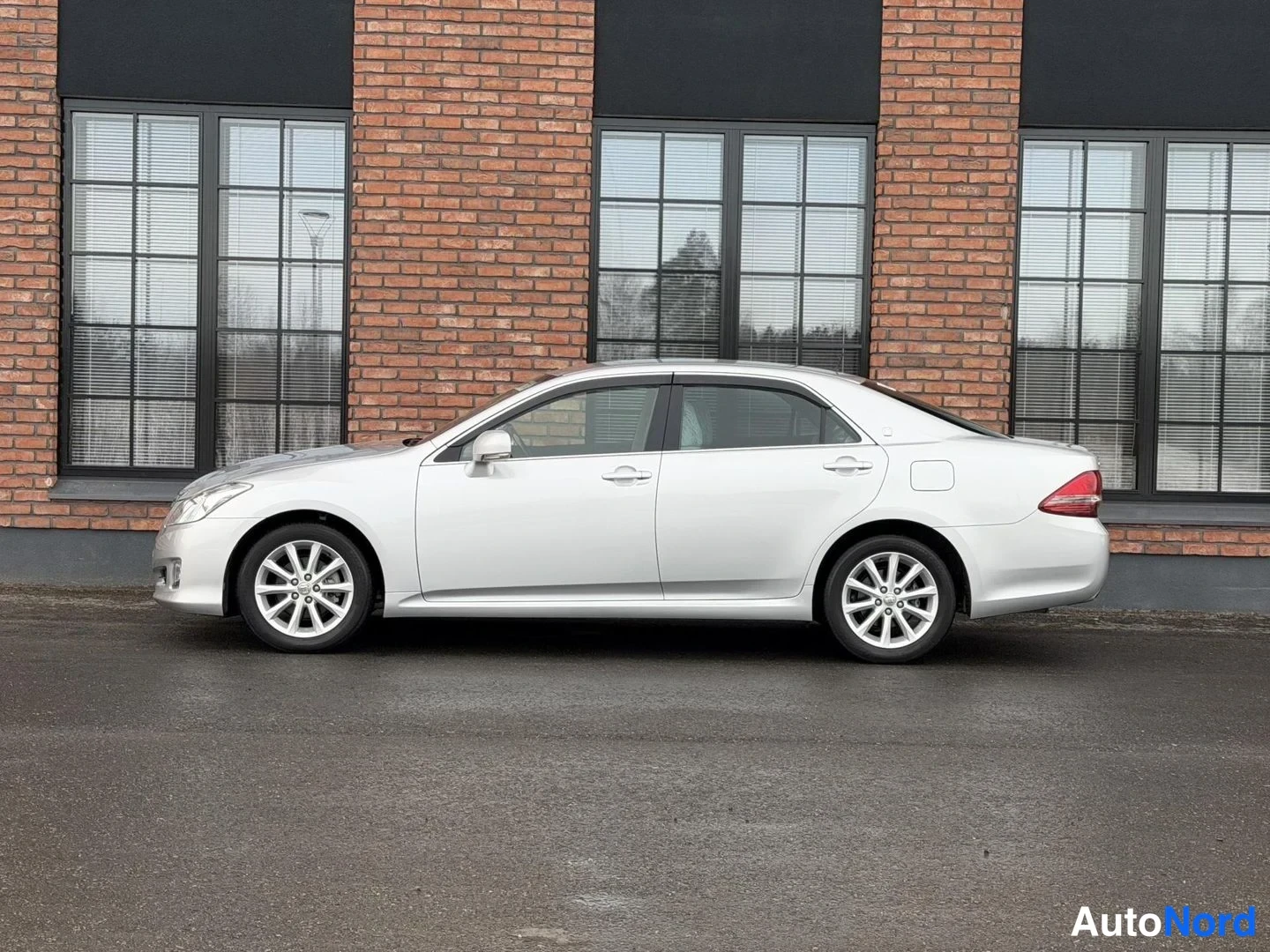 Silver Toyota Crown 2009, front three-quarter, nose to the left, photo 3