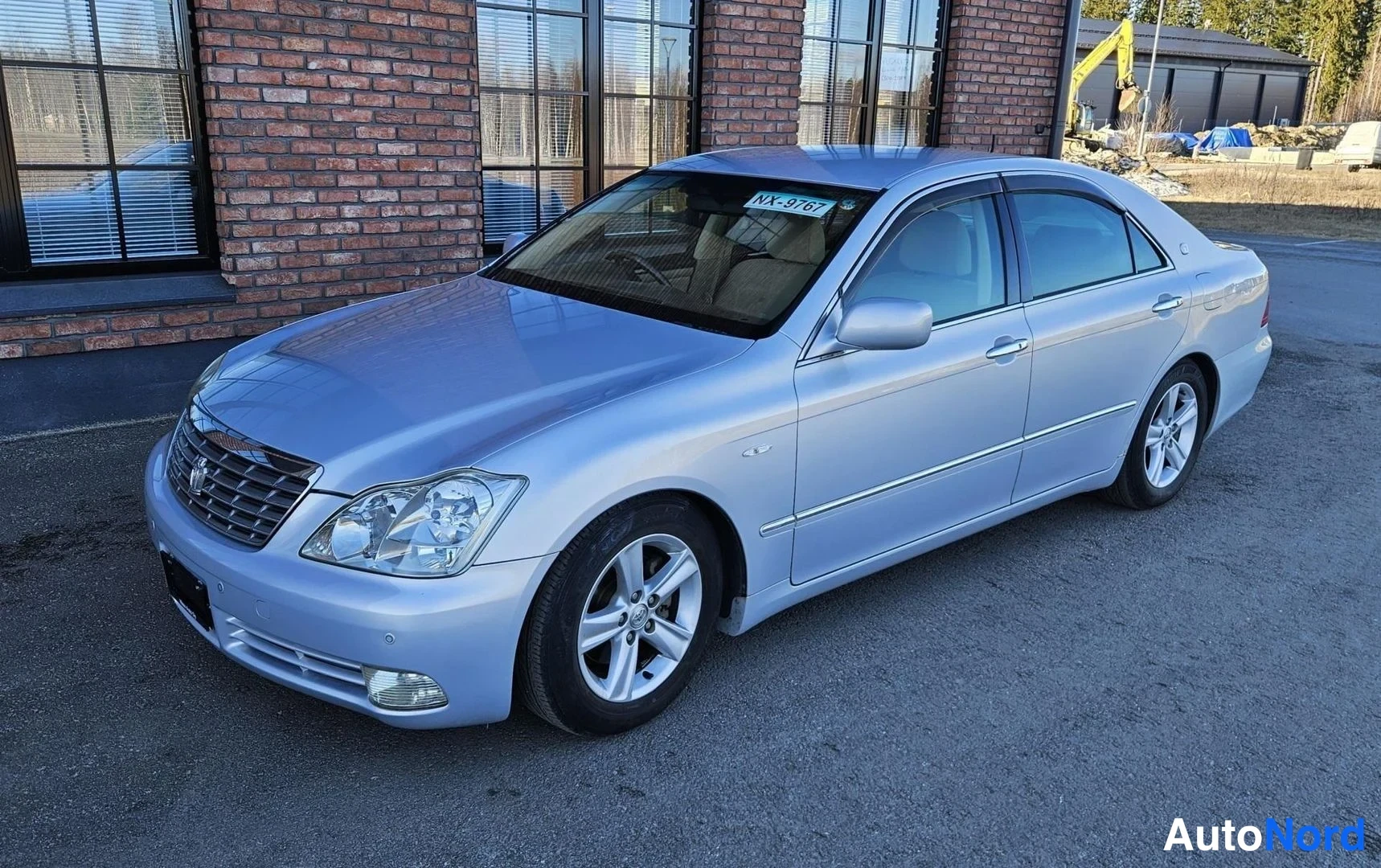 White Toyota Crown 2005, front three-quarter, nose to the left, photo 2