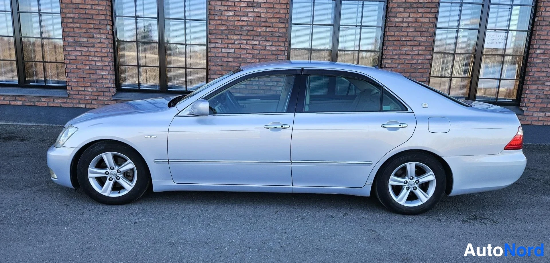 White Toyota Crown 2005, side, photo 6
