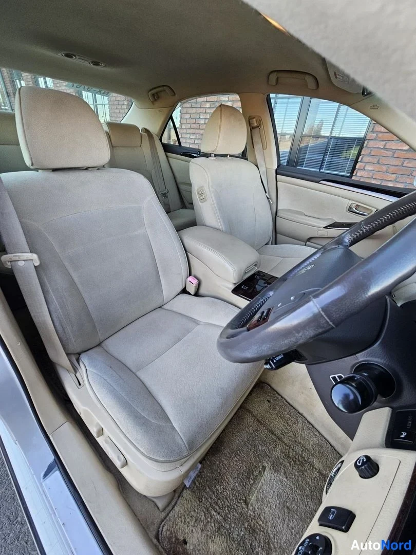White Toyota Crown 2005, front seats, photo 15