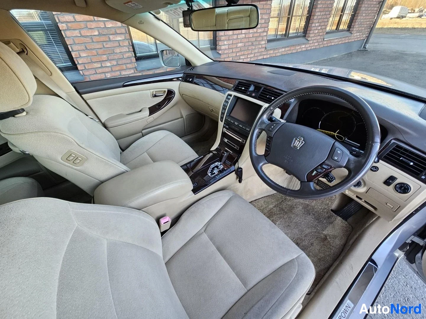 White Toyota Crown 2005, front seats, photo 16