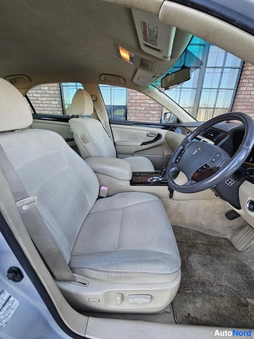 White Toyota Crown 2005, front seats, photo 17