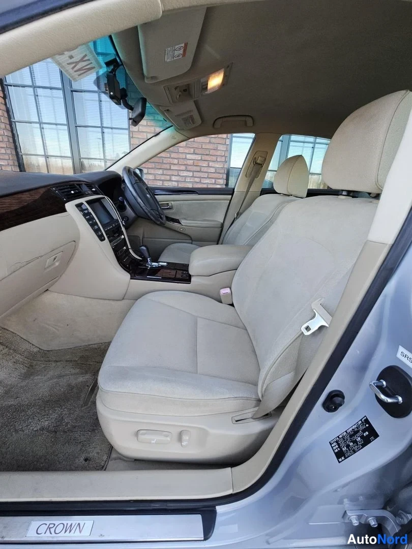 White Toyota Crown 2005, front seats, photo 18