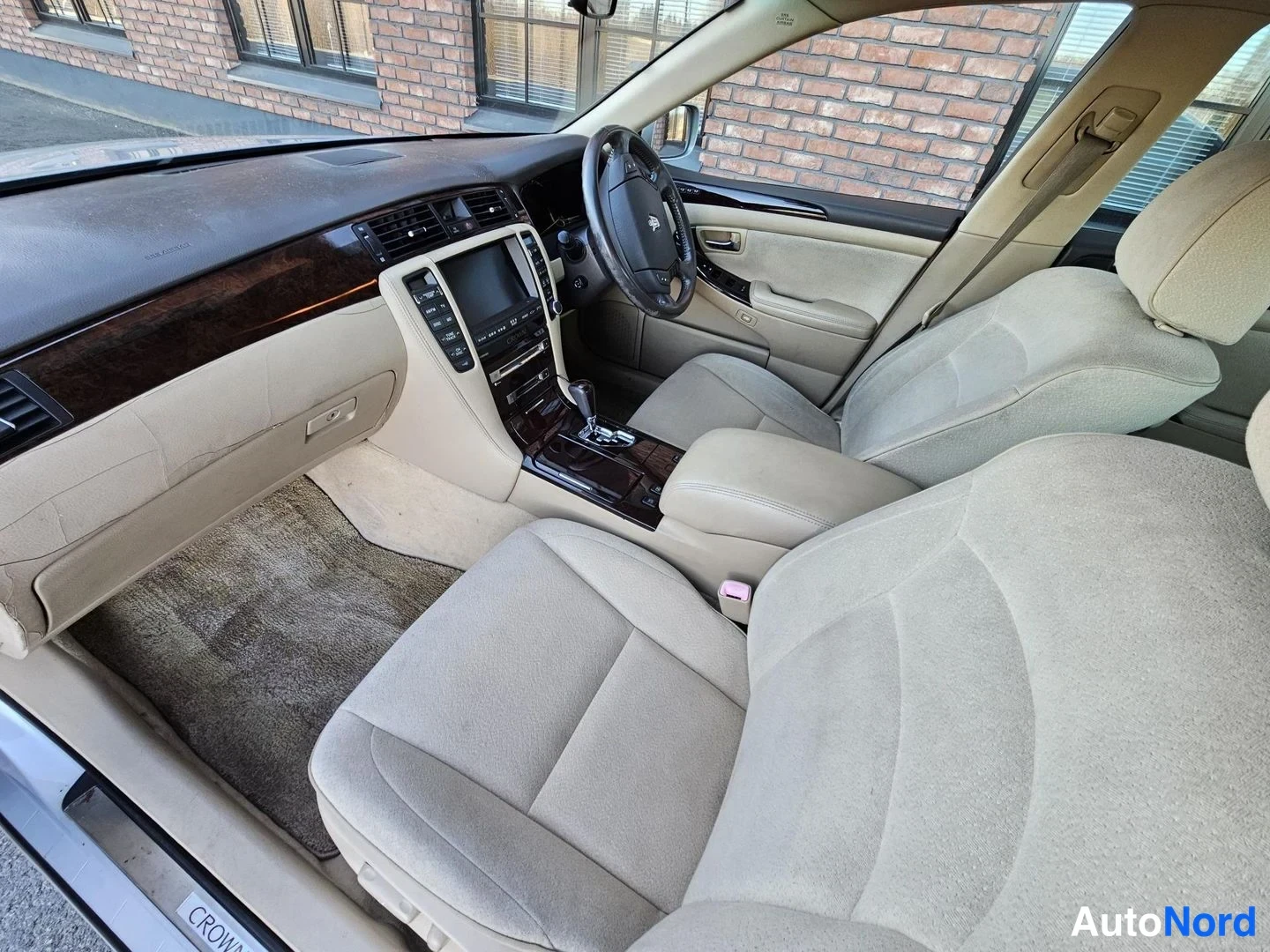 White Toyota Crown 2005, cockpit, photo 14