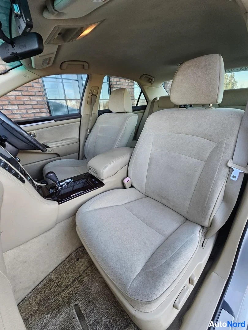 White Toyota Crown 2005, front seats, photo 19