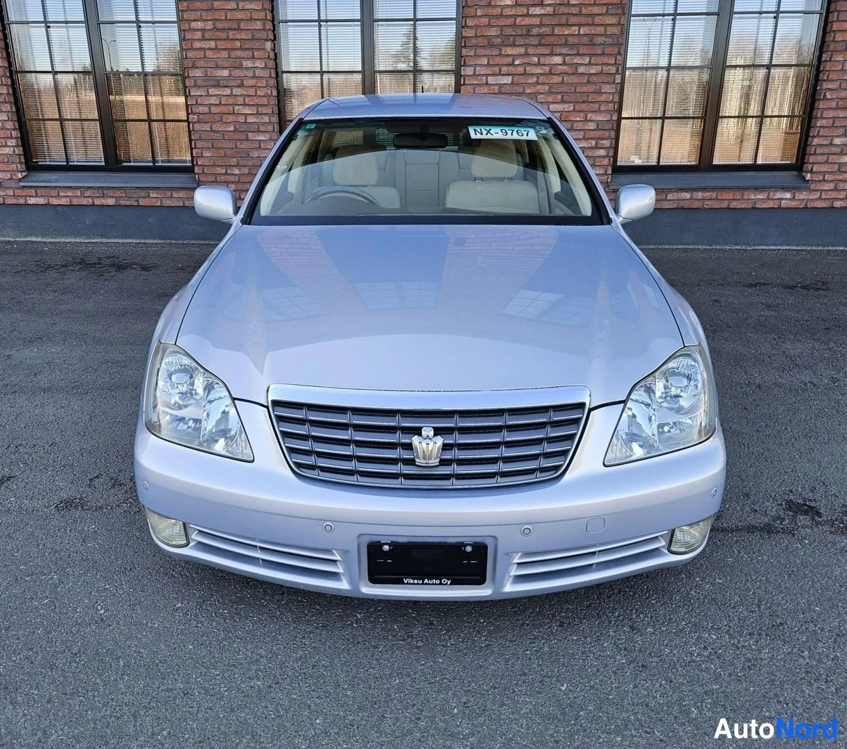 White Toyota Crown 2005, front, photo 5