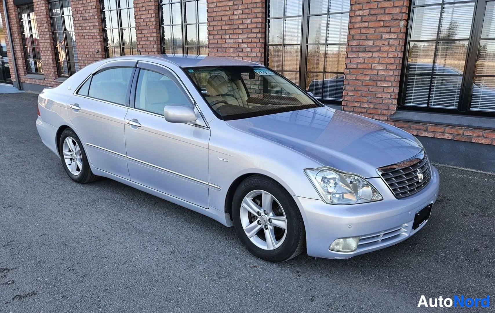 White Toyota Crown 2005, front three-quarter, nose to the right, photo 4
