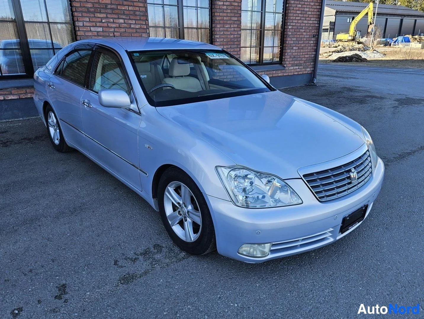 White Toyota Crown 2005, front three-quarter, nose to the right, photo 3