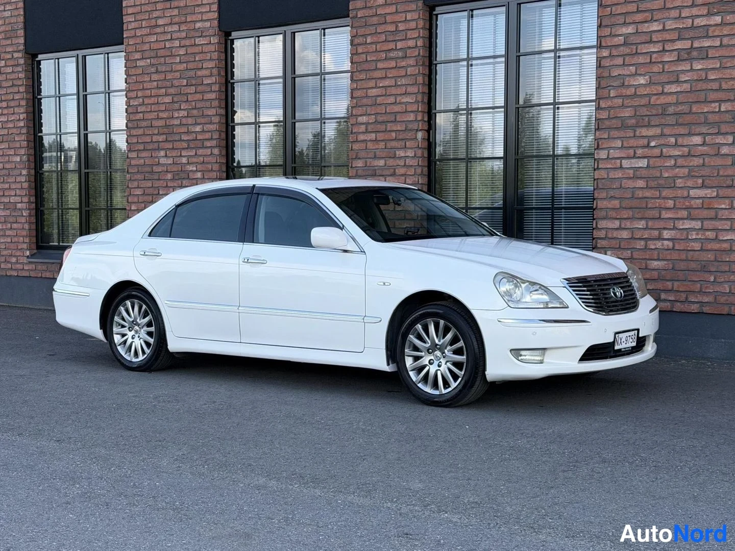 White Toyota Crown 2004, front three-quarter, nose to the right, photo 4