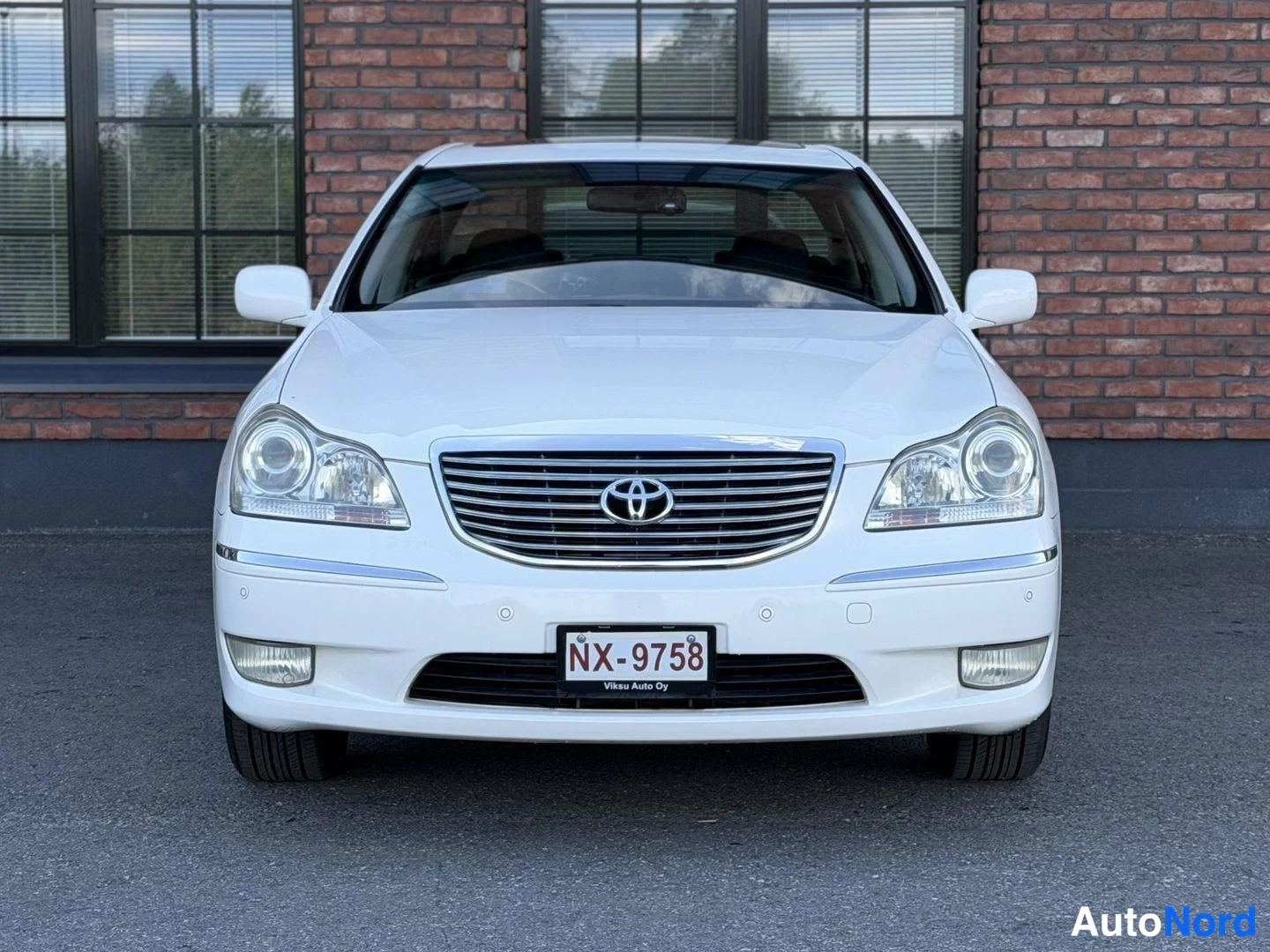 White Toyota Crown 2004, front, photo 7