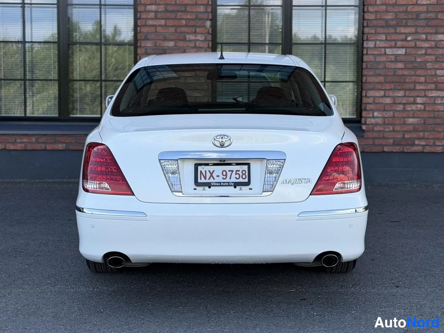 White Toyota Crown 2004, rear, photo 12