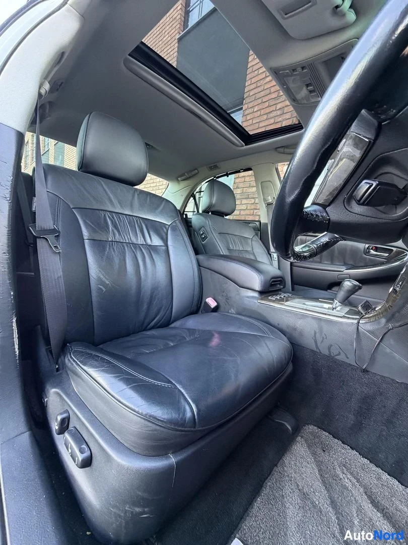 White Toyota Crown 2004, front seats, photo 15