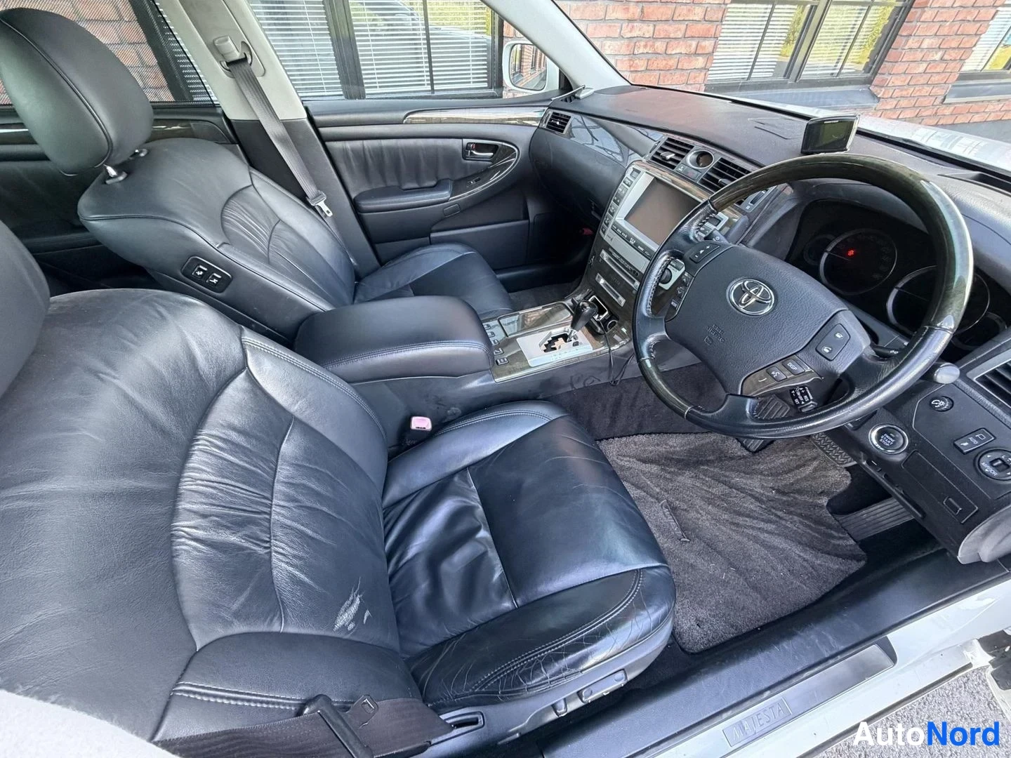 White Toyota Crown 2004, cockpit, photo 14