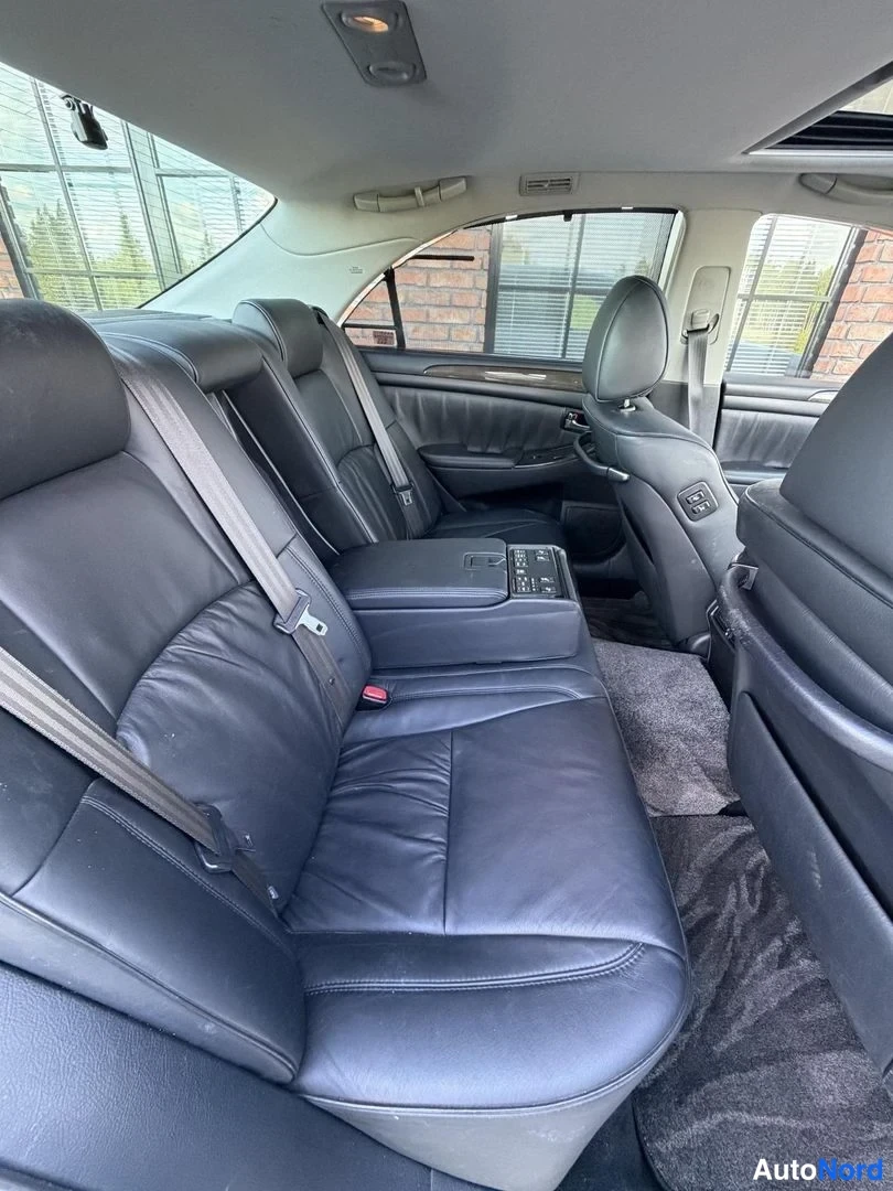 White Toyota Crown 2004, rear seats, photo 19