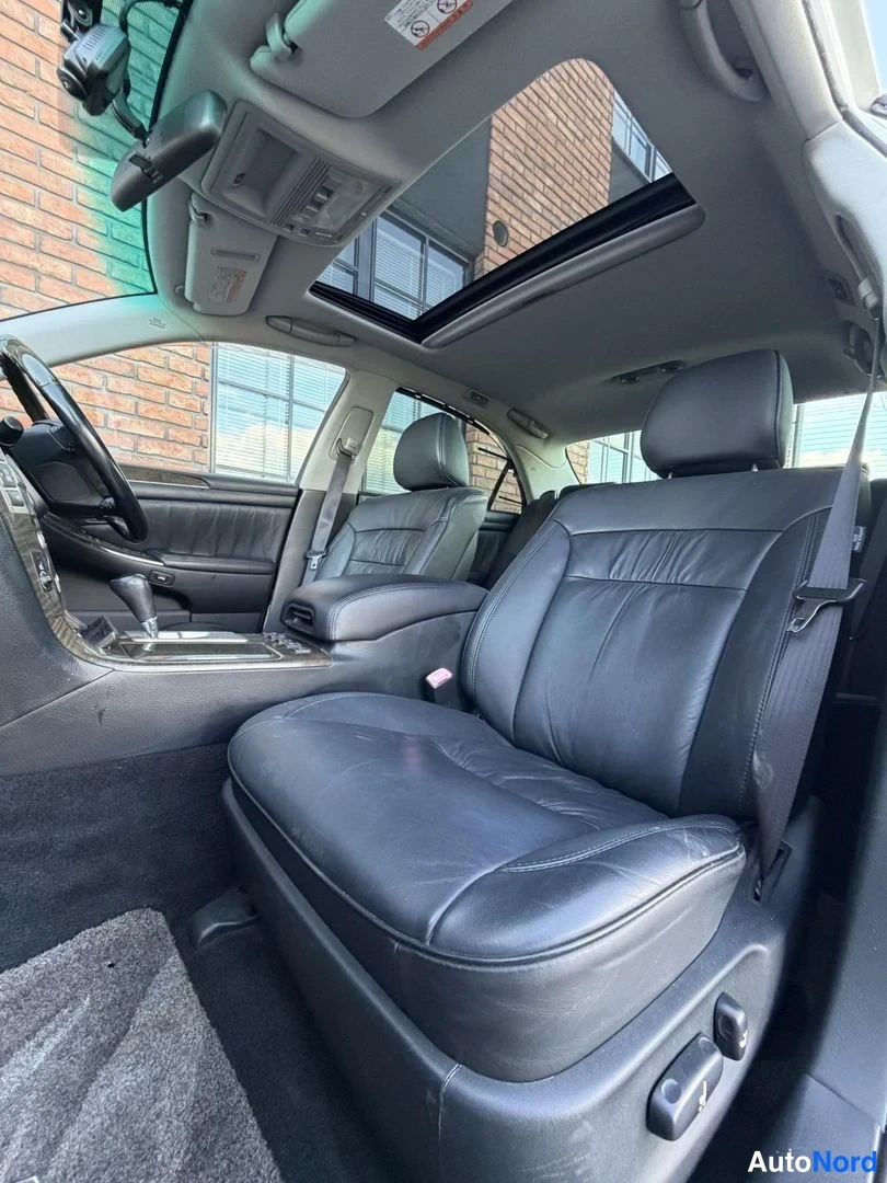 White Toyota Crown 2004, front seats, photo 16