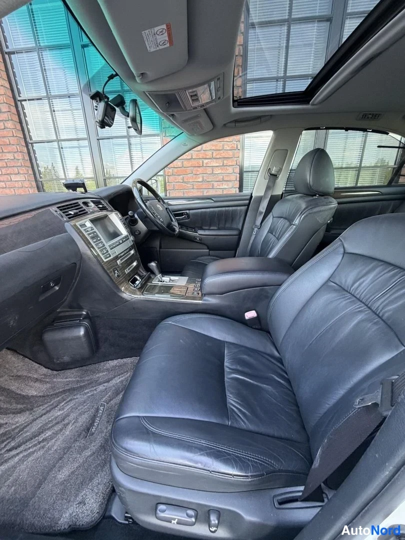 White Toyota Crown 2004, front seats, photo 17